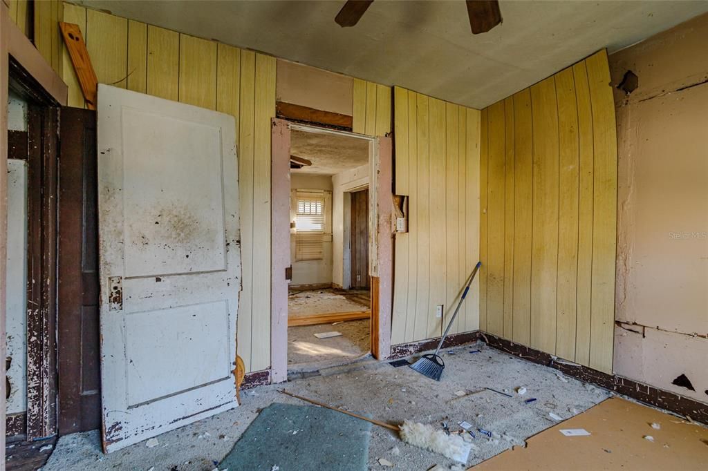 For Sale: $69,000 (3 beds, 2 baths, 1072 Square Feet)