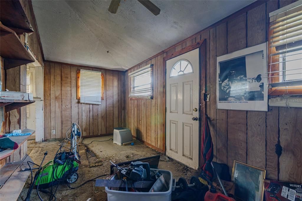 For Sale: $69,000 (3 beds, 2 baths, 1072 Square Feet)