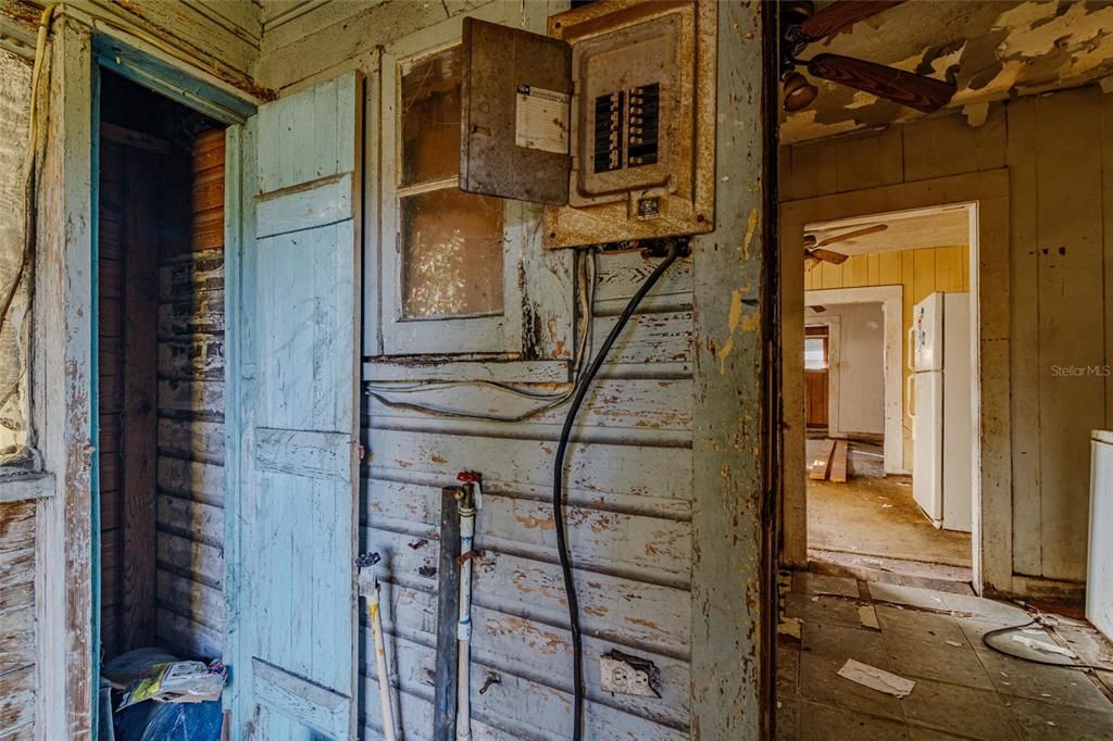 For Sale: $69,000 (3 beds, 2 baths, 1072 Square Feet)