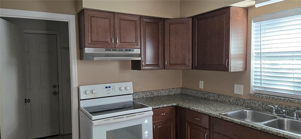 出租: $1,700 (2 贝兹, 2 浴室, 1400 平方英尺)