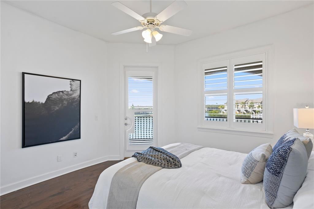 出租: $14,995 (4 贝兹, 3 浴室, 3673 平方英尺)