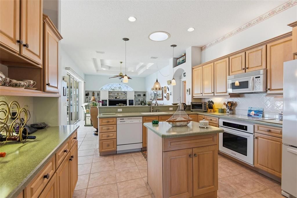 待售: $700,000 (3 贝兹, 3 浴室, 2369 平方英尺)