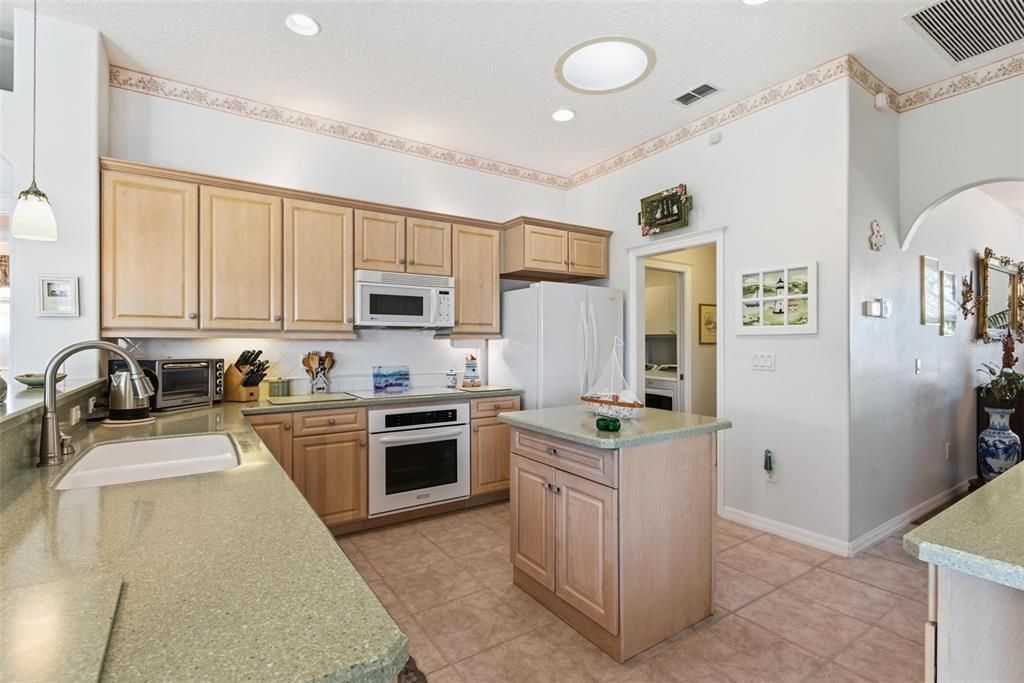 待售: $700,000 (3 贝兹, 3 浴室, 2369 平方英尺)