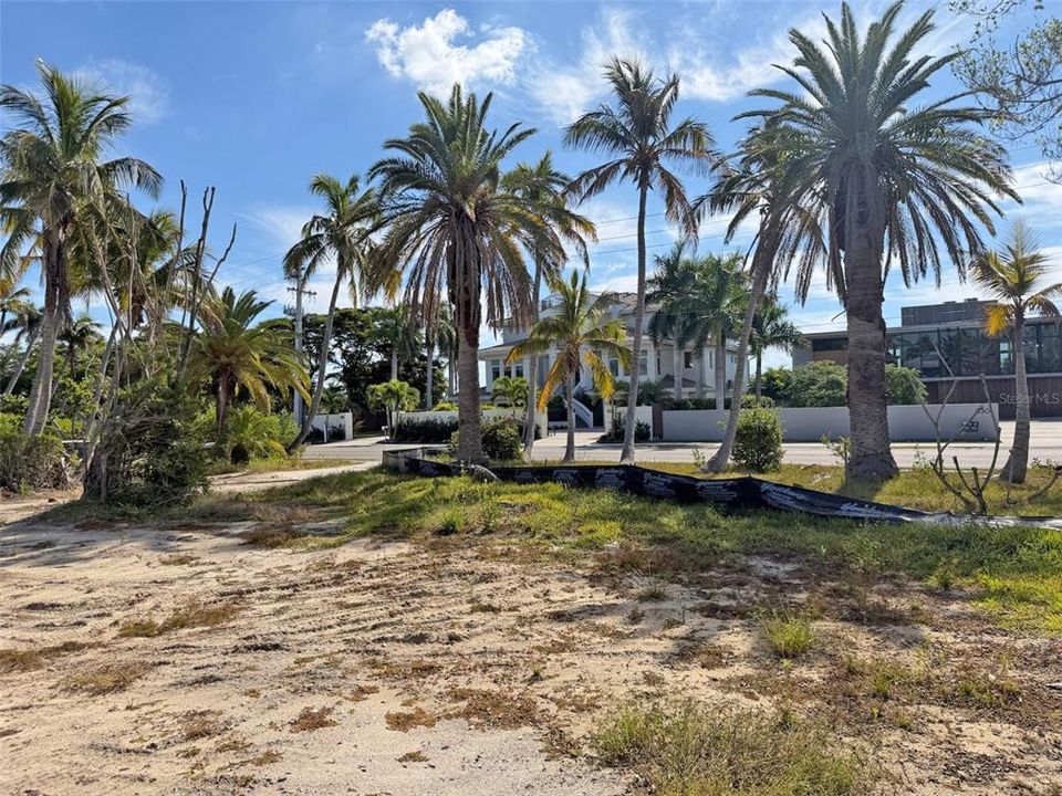 На продажу: $1,350,000 (0.39 acres)