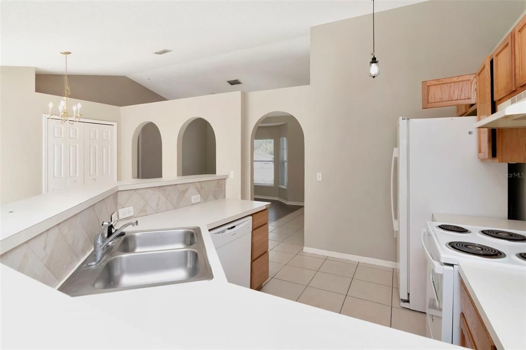 На продажу: $275,000 (4 спален, 2 ванн, 1728 Квадратных фут)