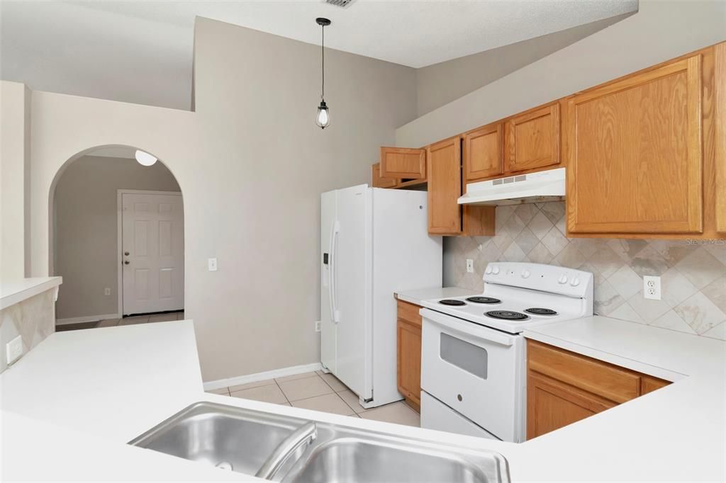 На продажу: $275,000 (4 спален, 2 ванн, 1728 Квадратных фут)