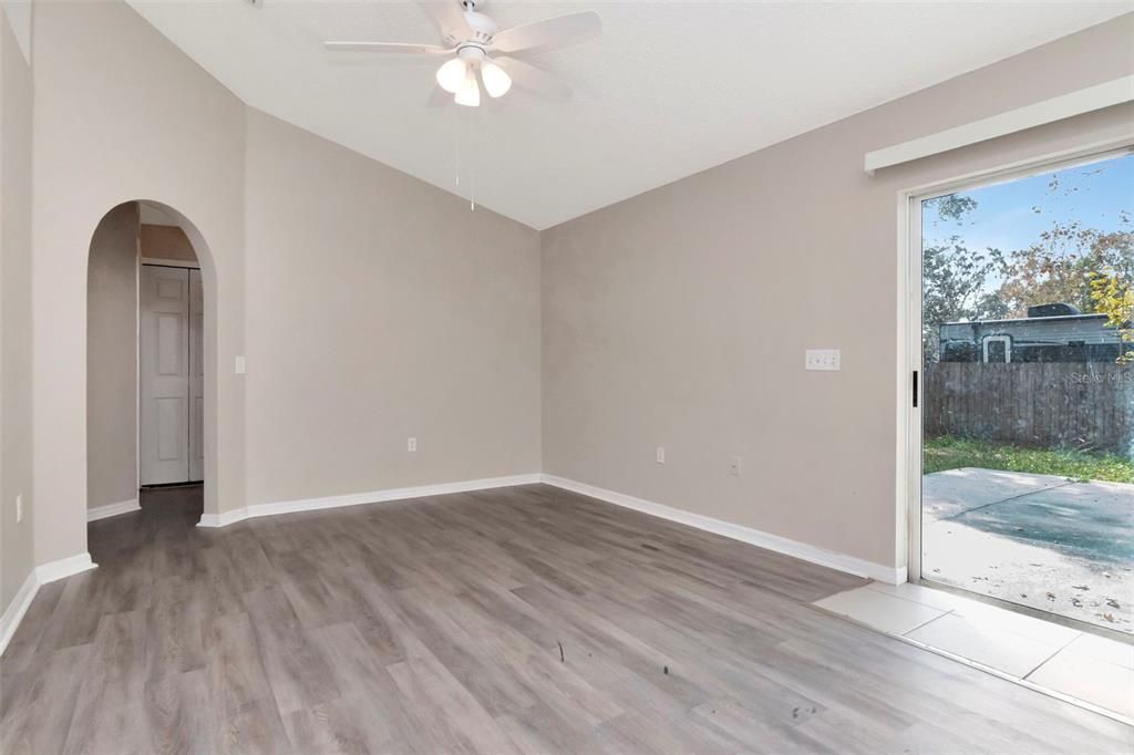 На продажу: $275,000 (4 спален, 2 ванн, 1728 Квадратных фут)