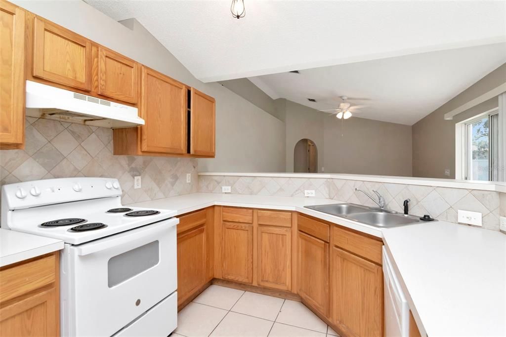 На продажу: $275,000 (4 спален, 2 ванн, 1728 Квадратных фут)