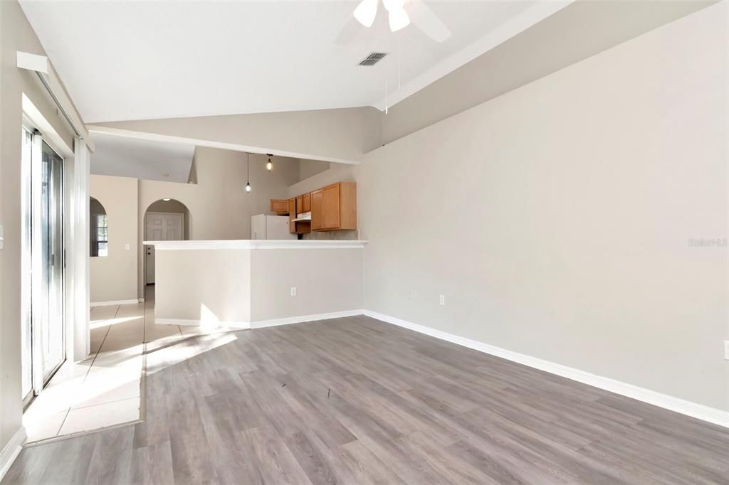 На продажу: $275,000 (4 спален, 2 ванн, 1728 Квадратных фут)