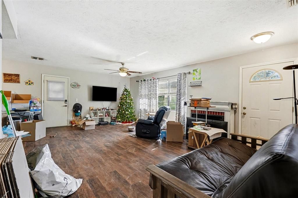 For Sale: $325,000 (2 beds, 2 baths, 1336 Square Feet)