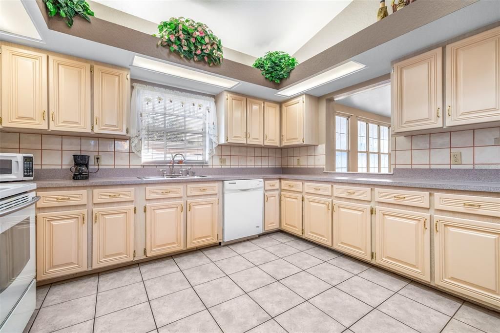 For Sale: $475,000 (4 beds, 2 baths, 2066 Square Feet)