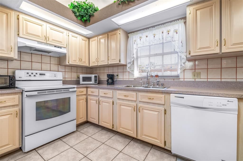 For Sale: $475,000 (4 beds, 2 baths, 2066 Square Feet)