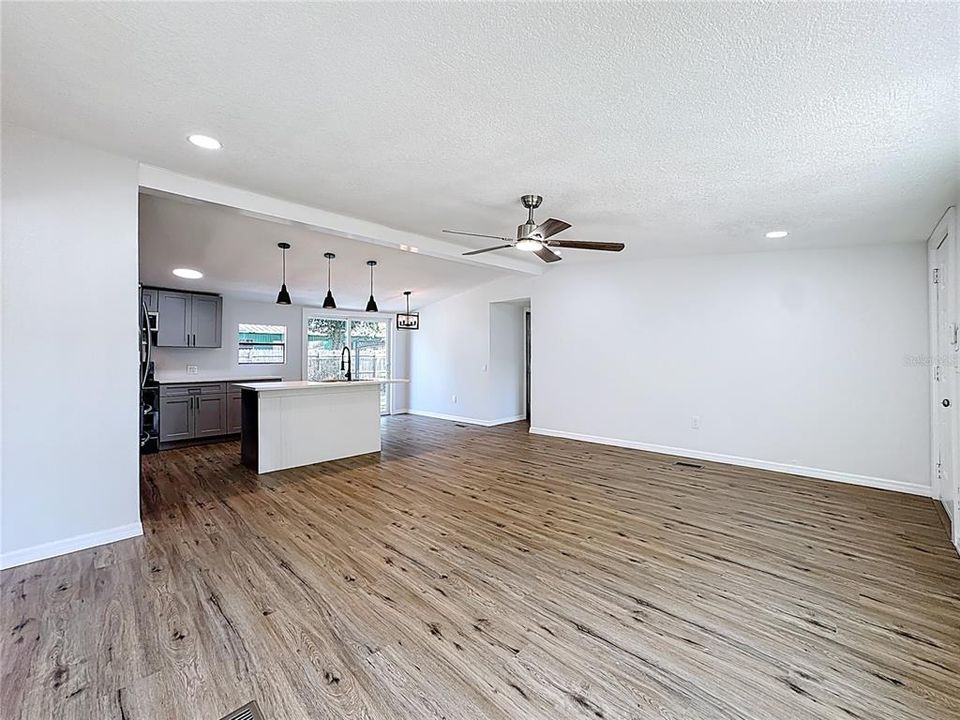 For Sale: $230,000 (3 beds, 2 baths, 1144 Square Feet)