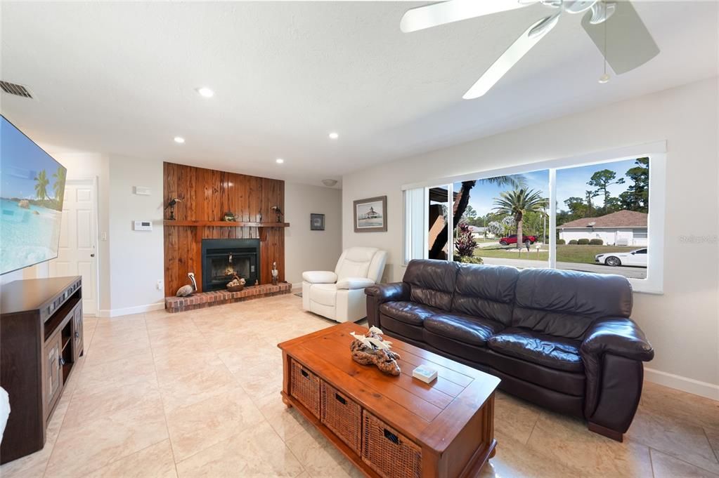 For Sale: $339,000 (2 beds, 2 baths, 1660 Square Feet)