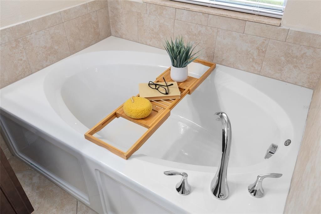 待售: $330,000 (3 贝兹, 2 浴室, 2053 平方英尺)