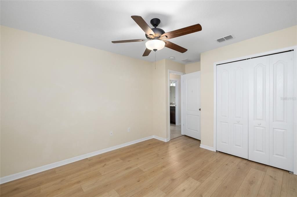 待售: $330,000 (3 贝兹, 2 浴室, 2053 平方英尺)