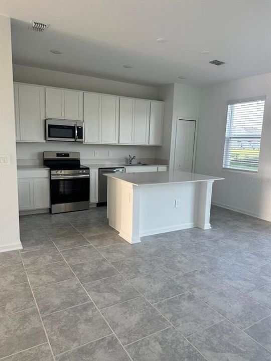 For Rent: $2,000 (3 beds, 2 baths, 1738 Square Feet)