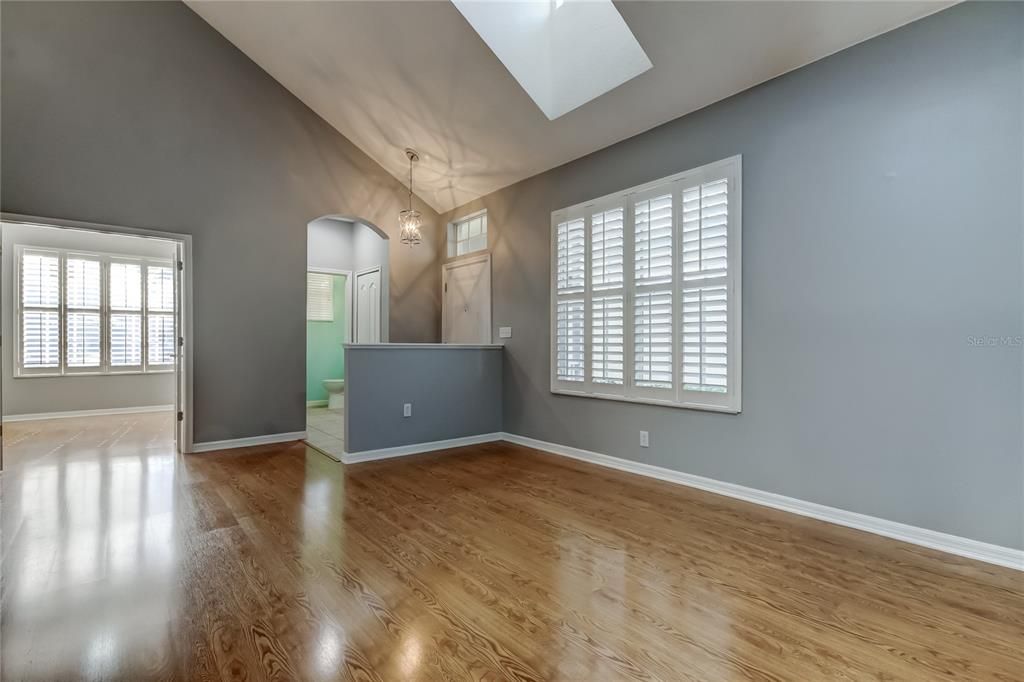 出租: $3,500 (3 贝兹, 2 浴室, 1989 平方英尺)