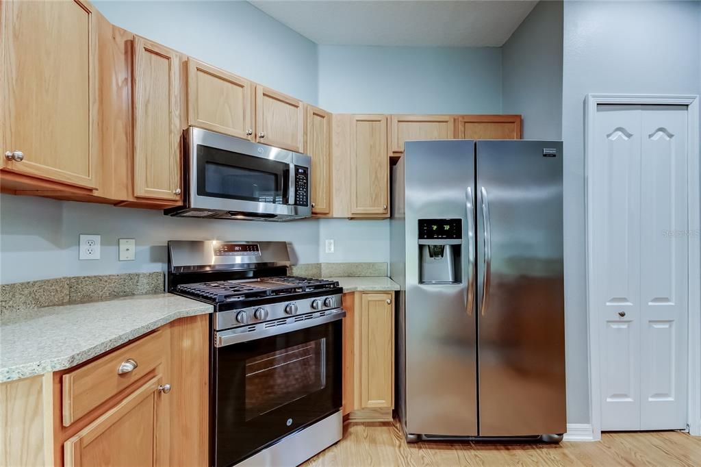 出租: $3,500 (3 贝兹, 2 浴室, 1989 平方英尺)