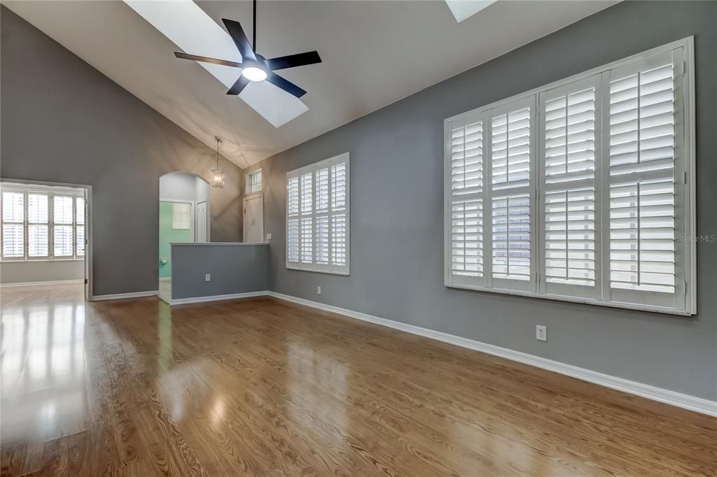 出租: $3,500 (3 贝兹, 2 浴室, 1989 平方英尺)