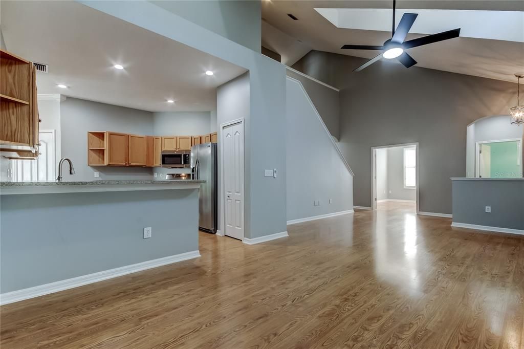 出租: $3,500 (3 贝兹, 2 浴室, 1989 平方英尺)