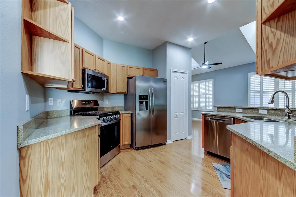 出租: $3,500 (3 贝兹, 2 浴室, 1989 平方英尺)