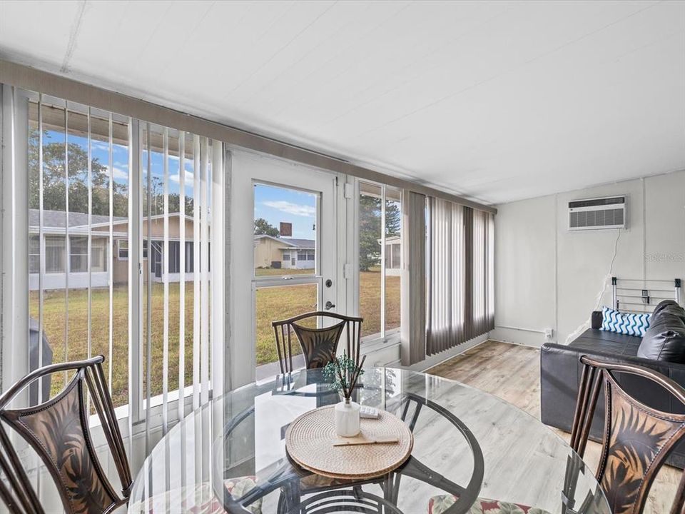 待售: $169,900 (1 贝兹, 1 浴室, 779 平方英尺)