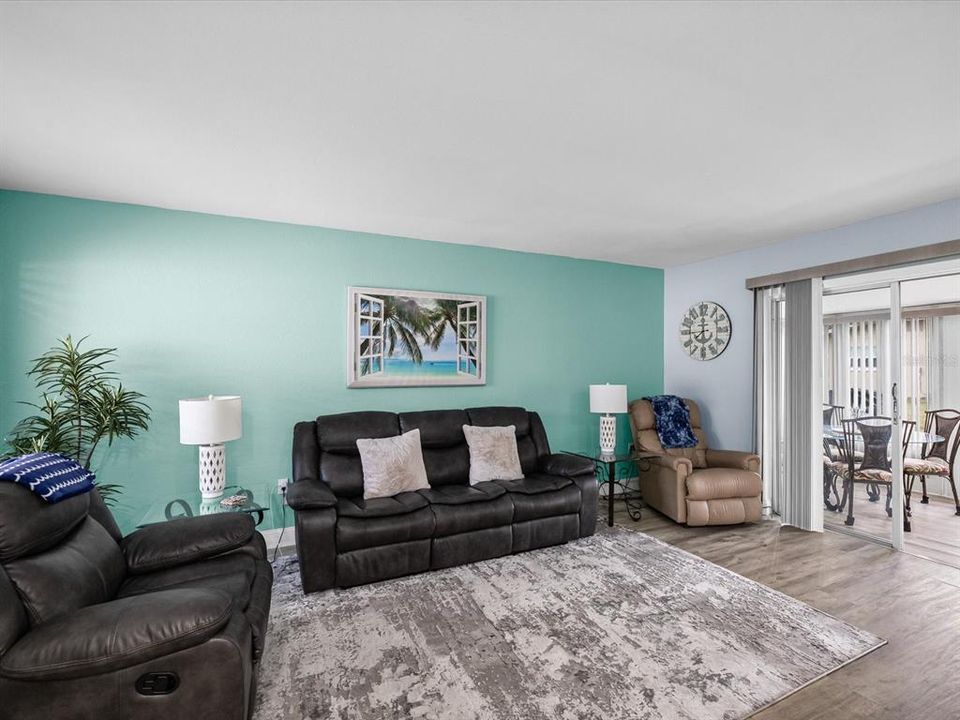 待售: $169,900 (1 贝兹, 1 浴室, 779 平方英尺)