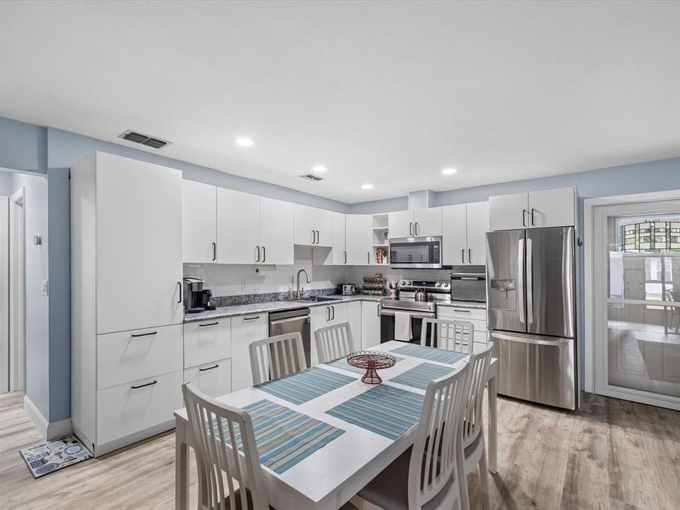 待售: $169,900 (1 贝兹, 1 浴室, 779 平方英尺)