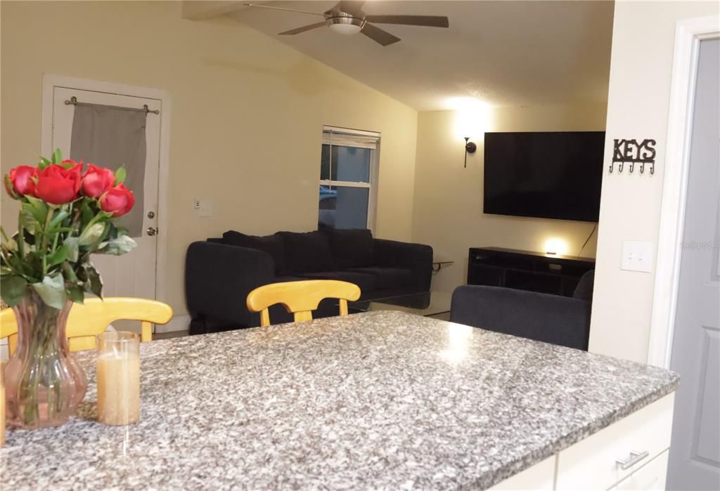 待售: $174,900 (3 贝兹, 1 浴室, 896 平方英尺)