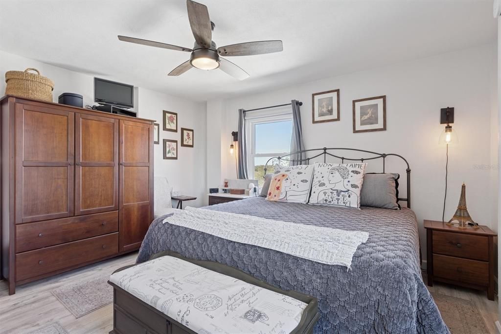 For Sale: $229,000 (1 beds, 1 baths, 850 Square Feet)