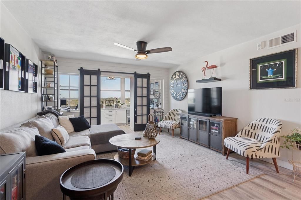 For Sale: $229,000 (1 beds, 1 baths, 850 Square Feet)