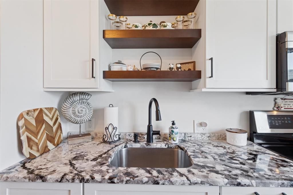 For Sale: $229,000 (1 beds, 1 baths, 850 Square Feet)