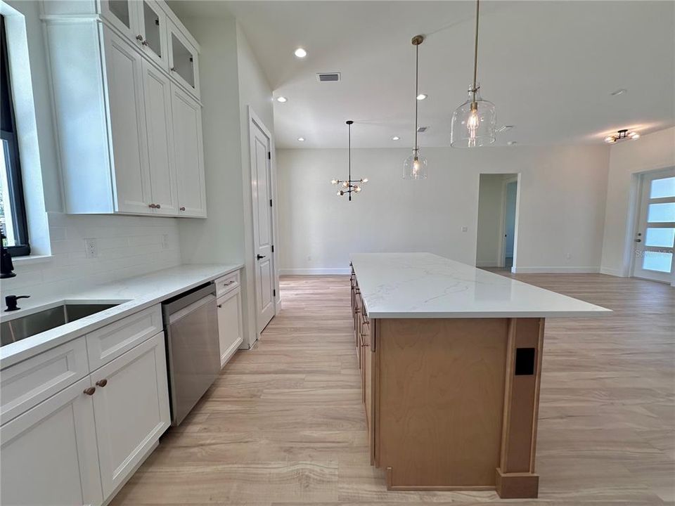 待售: $375,000 (3 贝兹, 2 浴室, 1553 平方英尺)