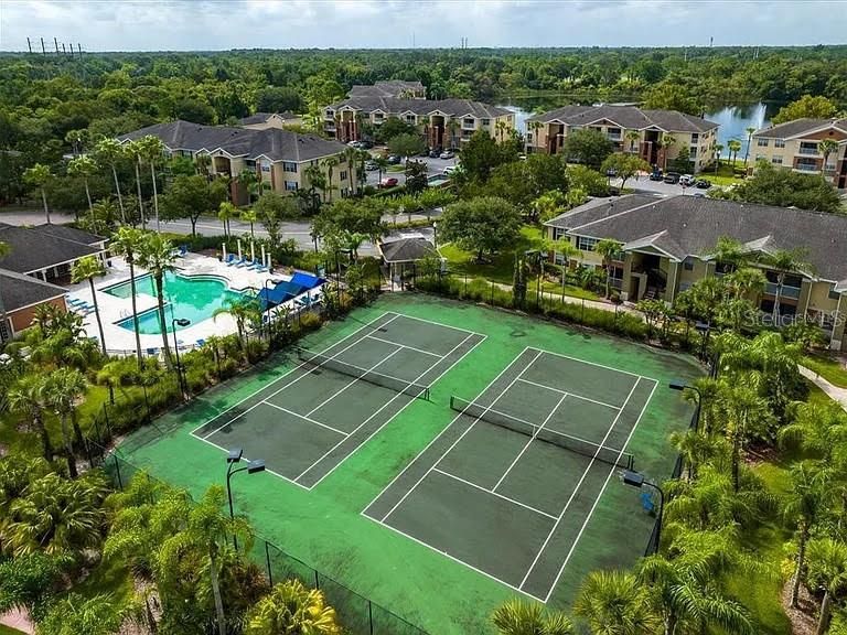 For Sale: $242,000 (2 beds, 2 baths, 975 Square Feet)