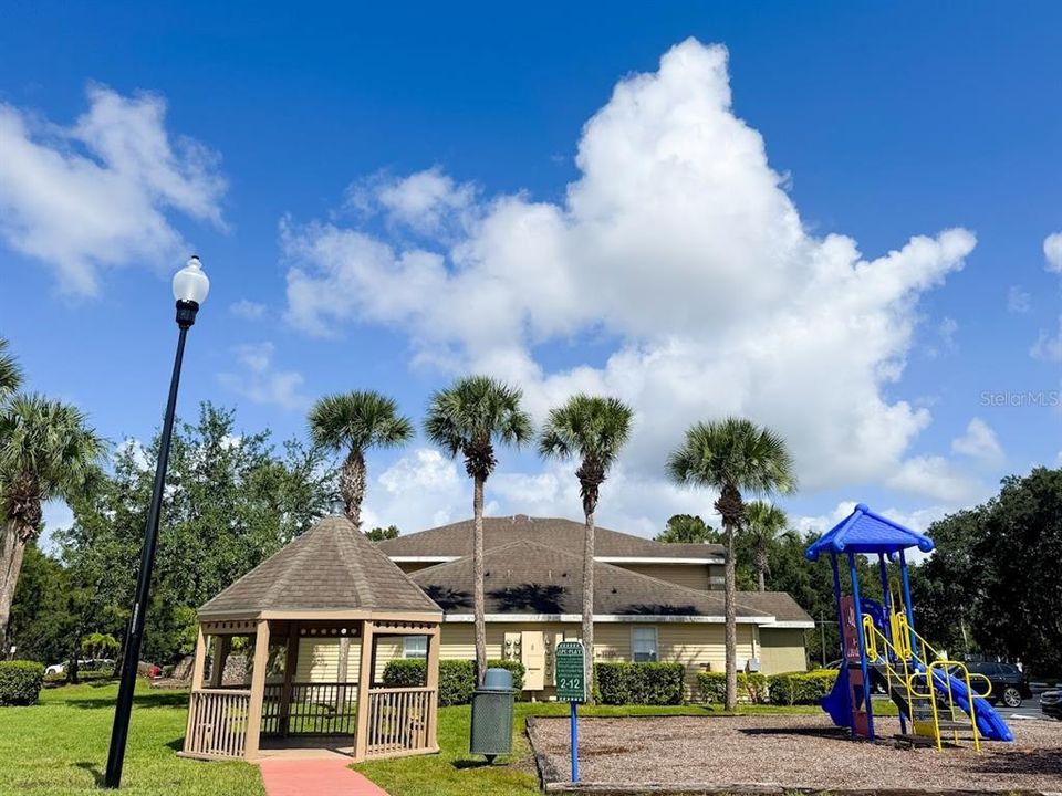 For Sale: $242,000 (2 beds, 2 baths, 975 Square Feet)