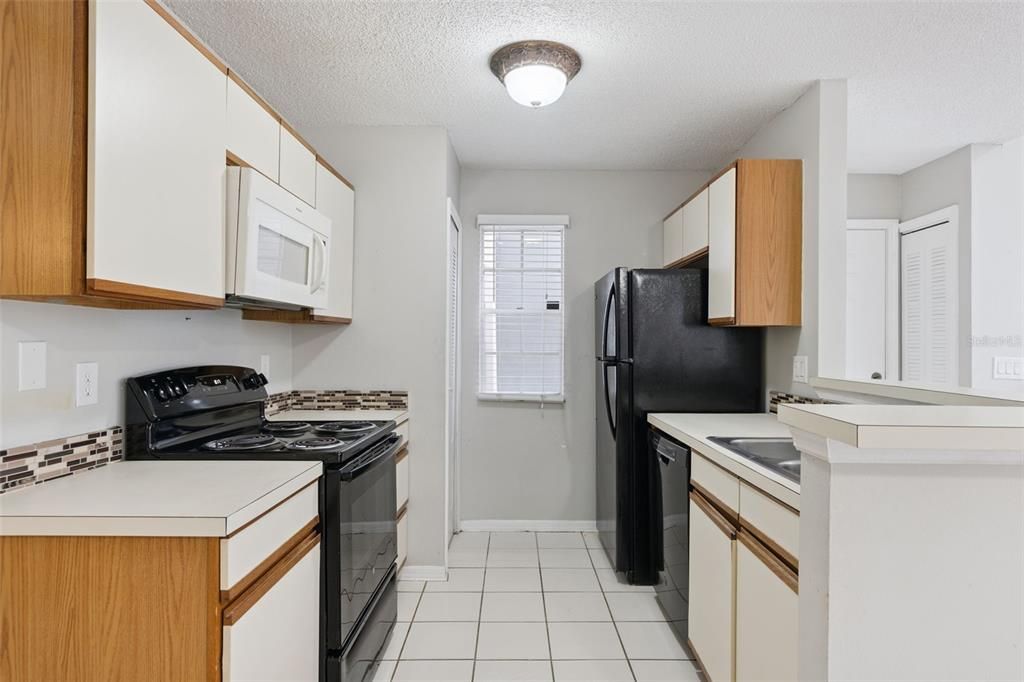 For Sale: $150,000 (2 beds, 2 baths, 984 Square Feet)