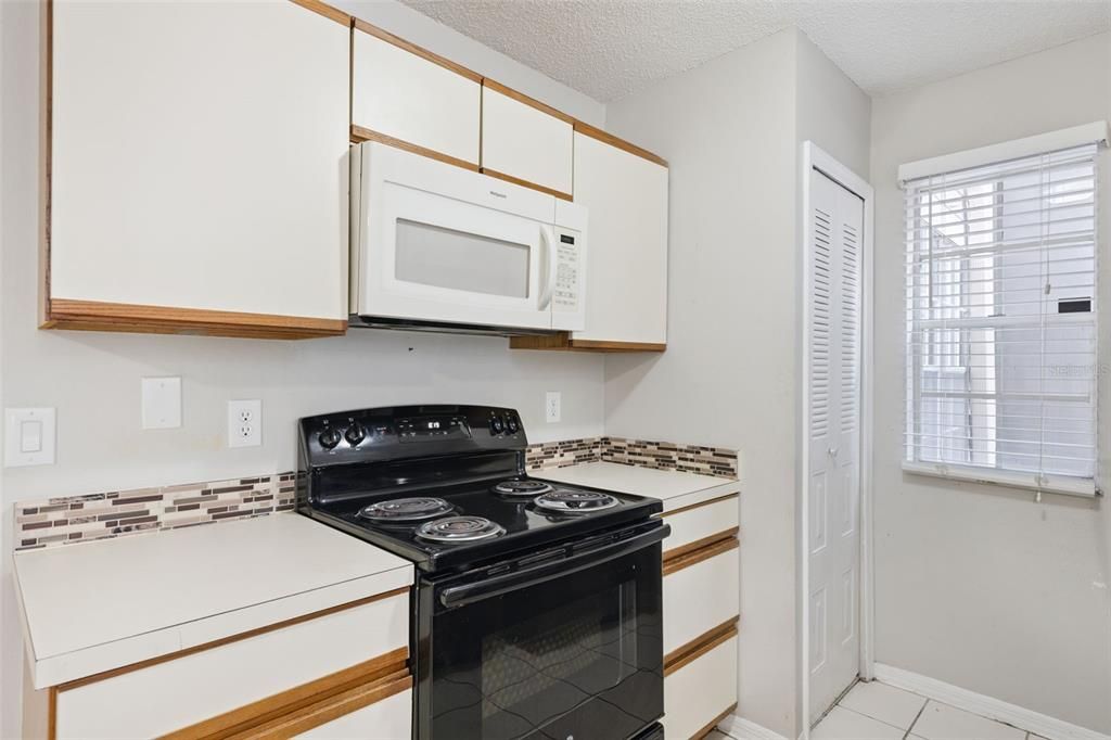 For Sale: $150,000 (2 beds, 2 baths, 984 Square Feet)
