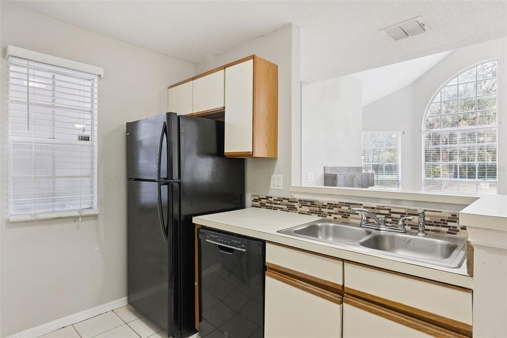For Sale: $150,000 (2 beds, 2 baths, 984 Square Feet)
