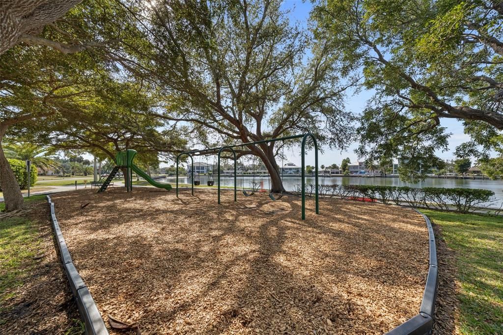 待售: $399,000 (2 贝兹, 1 浴室, 831 平方英尺)