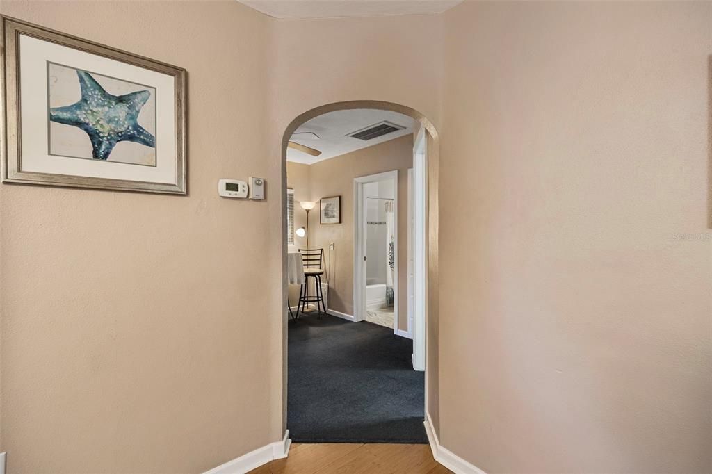 待售: $399,000 (2 贝兹, 1 浴室, 831 平方英尺)