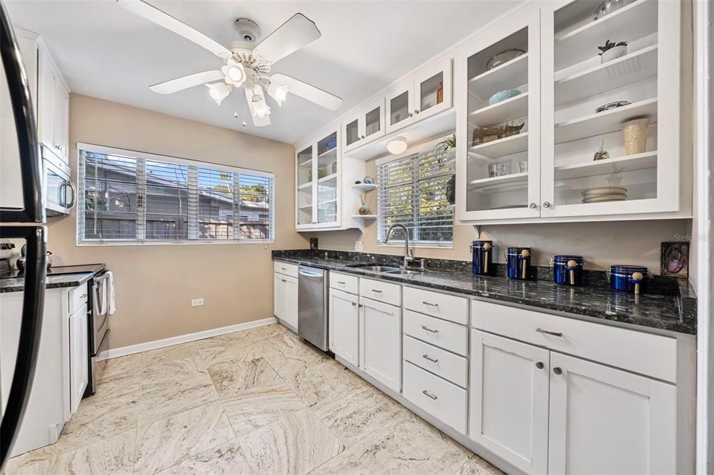 待售: $399,000 (2 贝兹, 1 浴室, 831 平方英尺)