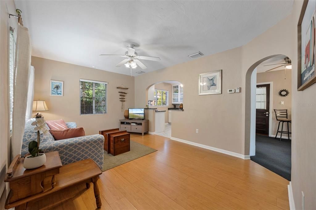 待售: $399,000 (2 贝兹, 1 浴室, 831 平方英尺)