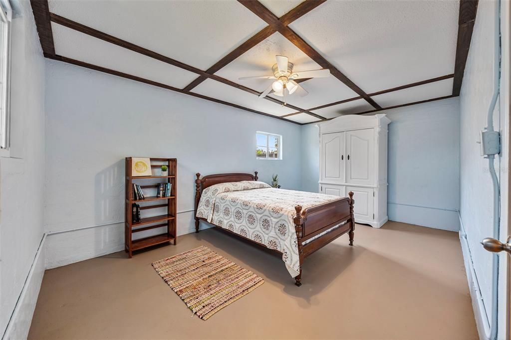 待售: $399,000 (2 贝兹, 1 浴室, 831 平方英尺)