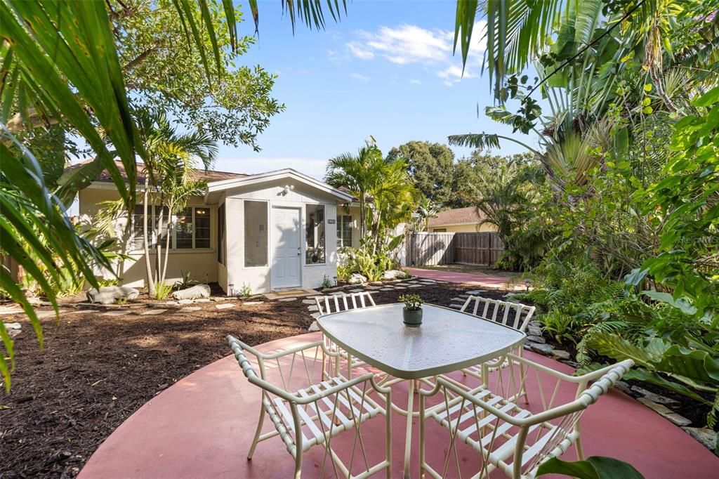 待售: $399,000 (2 贝兹, 1 浴室, 831 平方英尺)