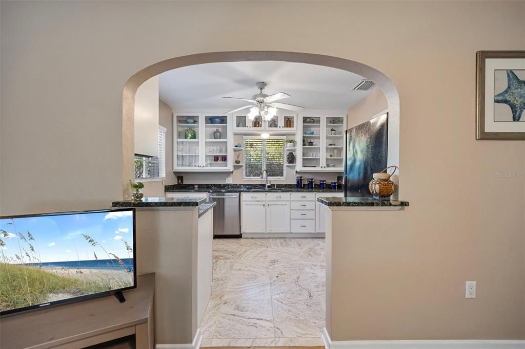 待售: $399,000 (2 贝兹, 1 浴室, 831 平方英尺)