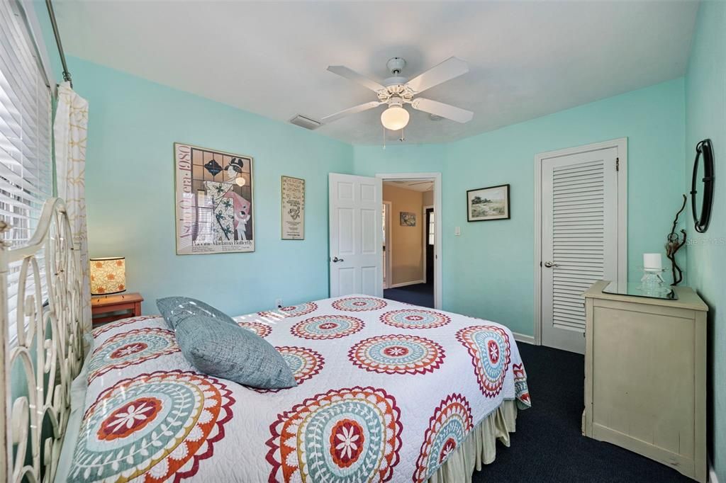 待售: $399,000 (2 贝兹, 1 浴室, 831 平方英尺)