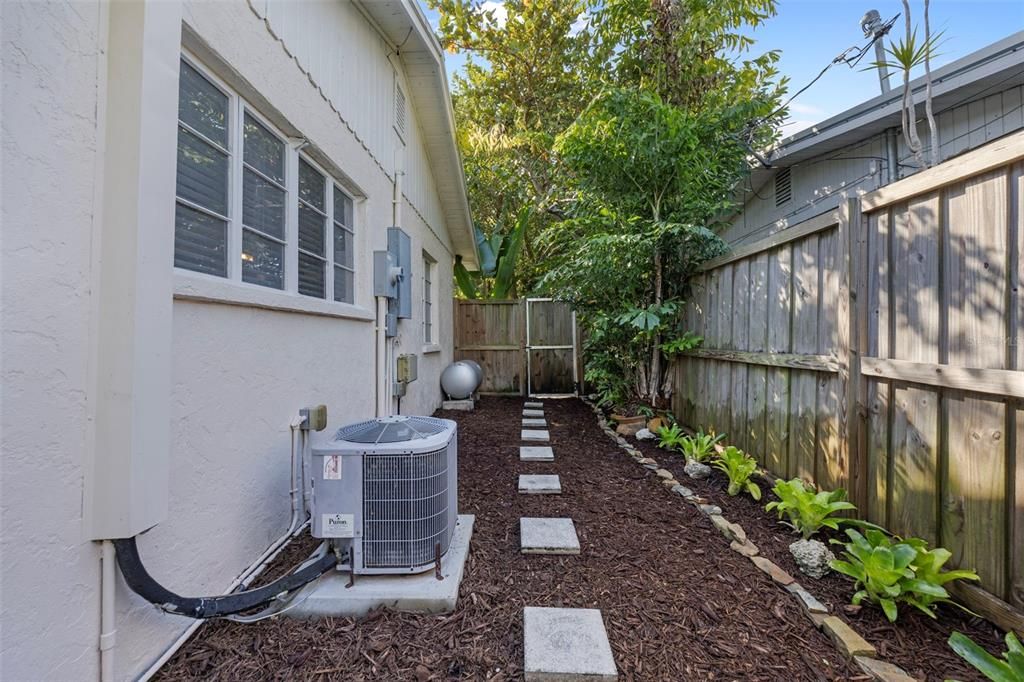 待售: $399,000 (2 贝兹, 1 浴室, 831 平方英尺)