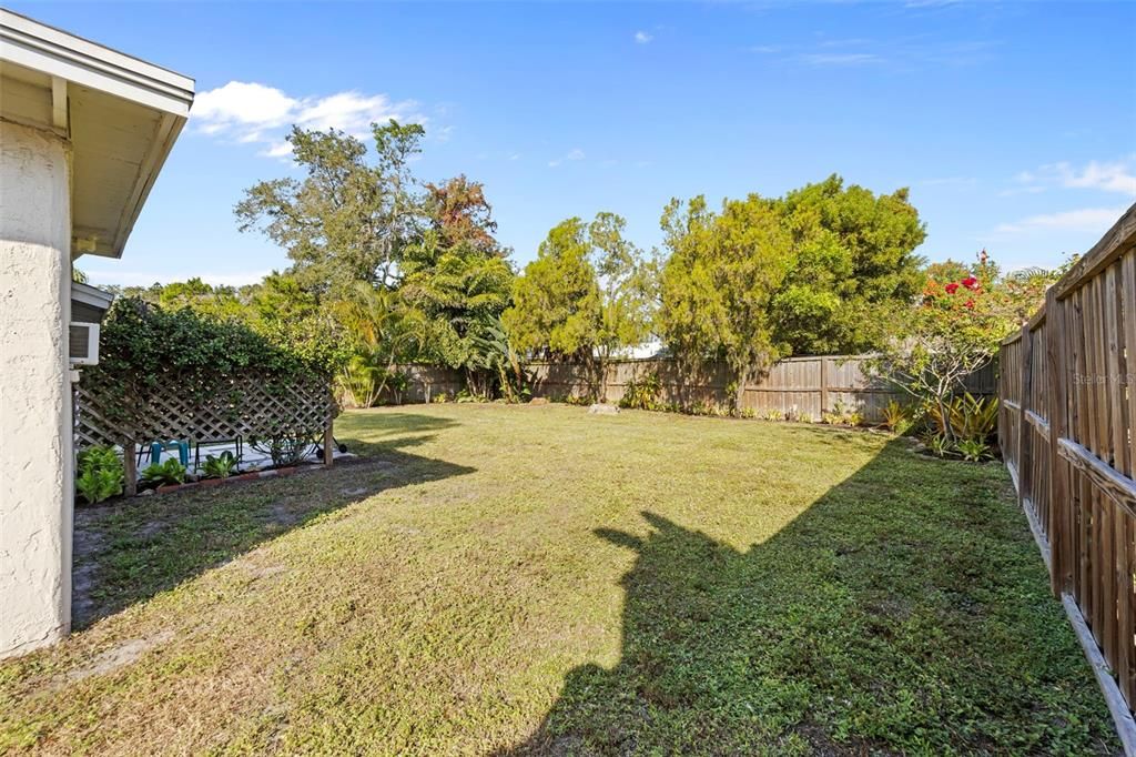 待售: $399,000 (2 贝兹, 1 浴室, 831 平方英尺)