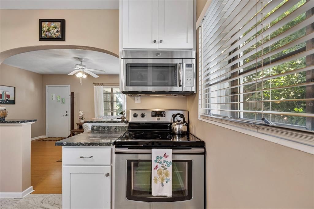 待售: $399,000 (2 贝兹, 1 浴室, 831 平方英尺)